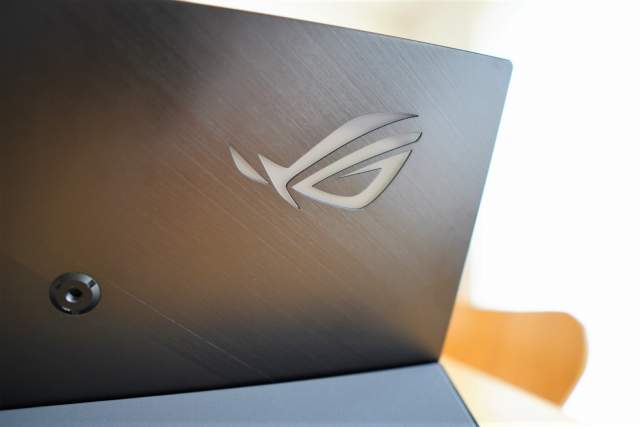 ROG Strix XG17AHPEの背面ロゴ部分の拡大画像