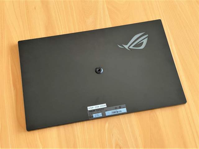 ROG Strix XG17AHPEの背面の画像