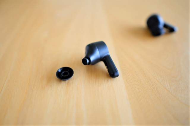 Tribit FlyBuds NC(BTHA1) のイヤーピースを外した状態の画像