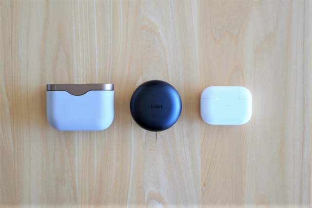 Tribit FlyBuds NC(BTHA1) の充電ケースをAirPods ProとWF-1000XM3と比較している画像