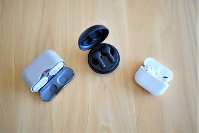 Tribit FlyBuds NC(BTHA1) とAirPods ProとWF-1000XM3を並べた画像