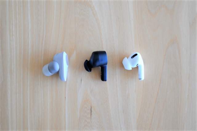 Tribit FlyBuds NC(BTHA1) のイヤホンの大きさをAirPods ProとWF-1000XM3と比較している画像