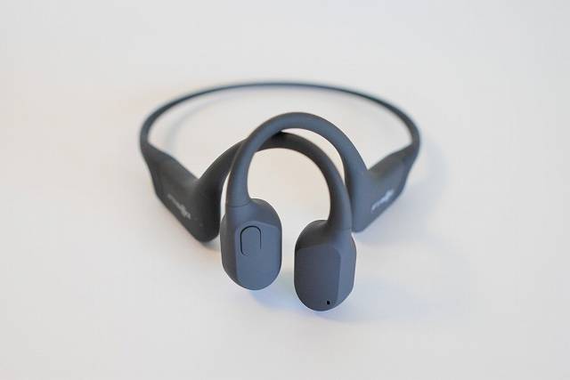 AfterShokz AEROPEX 本体のマルチボタンがよくわかる画像