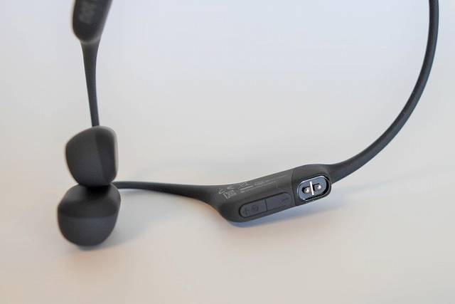 AfterShokz AEROPEX 本体の音量ボタンと充電ポートの拡大画像