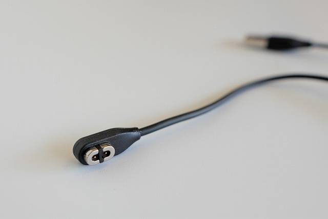 AfterShokz AEROPEX のマグネット充電ケーブルの画像