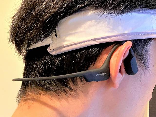 AfterShokz AEROPEX を装着した状態を斜め後ろから撮影した画像