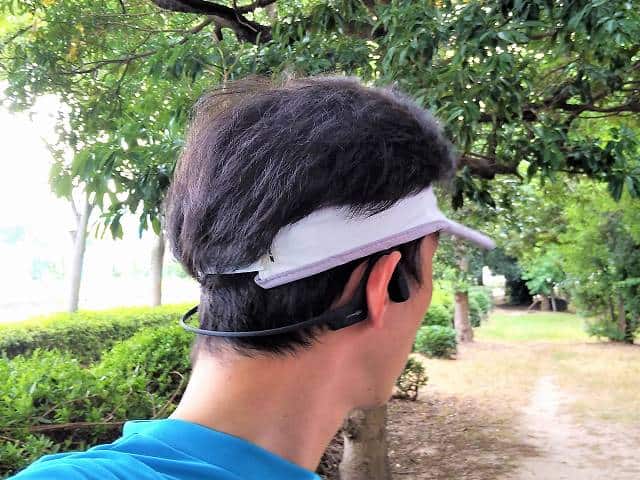 AfterShokz AEROPEX を装着した状態を斜め後ろから撮影した画像