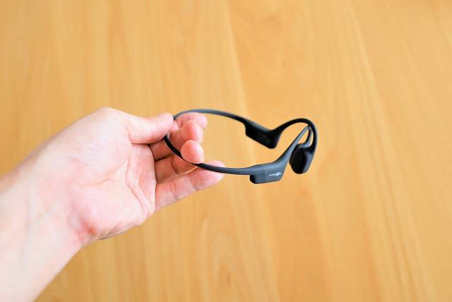 AfterShokz AEROPEX のネックバンドを持っている画像