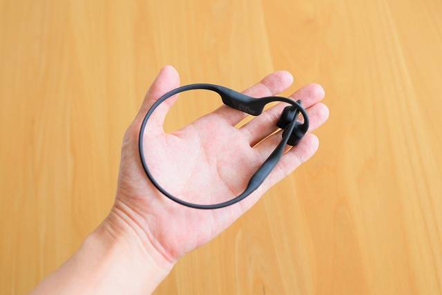 AfterShokz AEROPEX を手に持っている画像