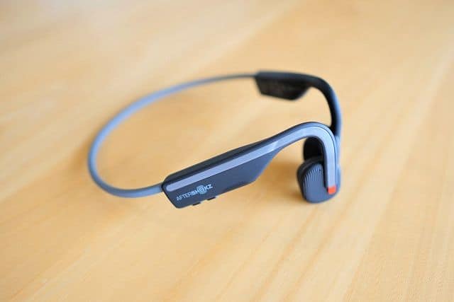 AfterShokz OpenMove の全体を斜め上から見た画像