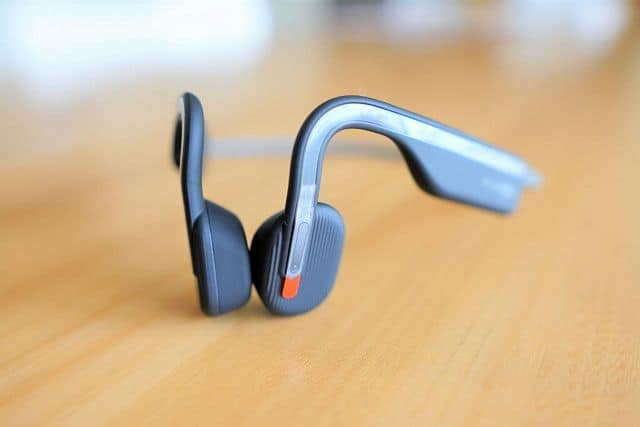 AfterShokz OpenMove のマルチボタン付近の拡大画像