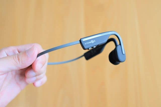 AfterShokz OpenMove を手に持った状態の画像