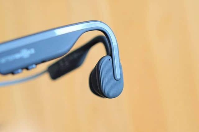 AfterShokz OpenMove の上側マイクの画像