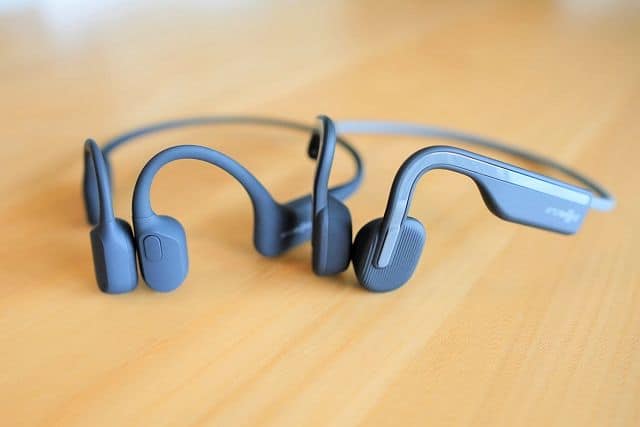 AfterShokz OpenMove と Aeropexを並べて横から見た画像