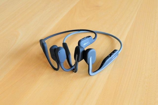 AfterShokz OpenMove と Aeropexを重ねて斜めから見た画像