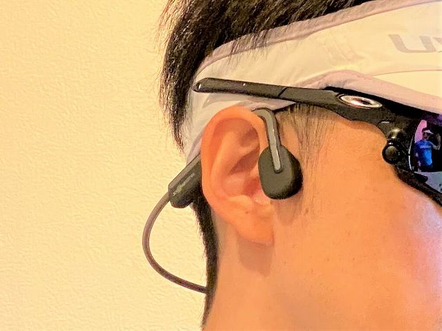 AfterShokz OpenMove を装着した状態を斜め前から見た画像