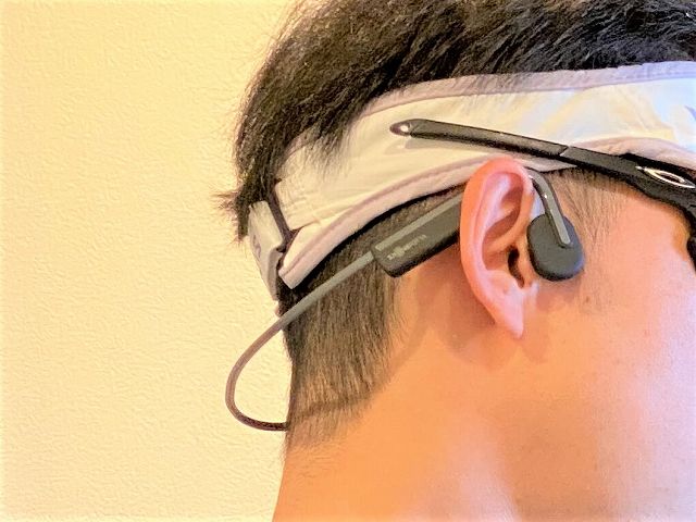 AfterShokz OpenMove を装着した状態を横からみた画像