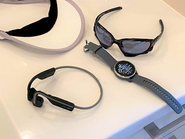 AfterShokz OpenMove と Garmin VENU を水洗いしている様子の画像