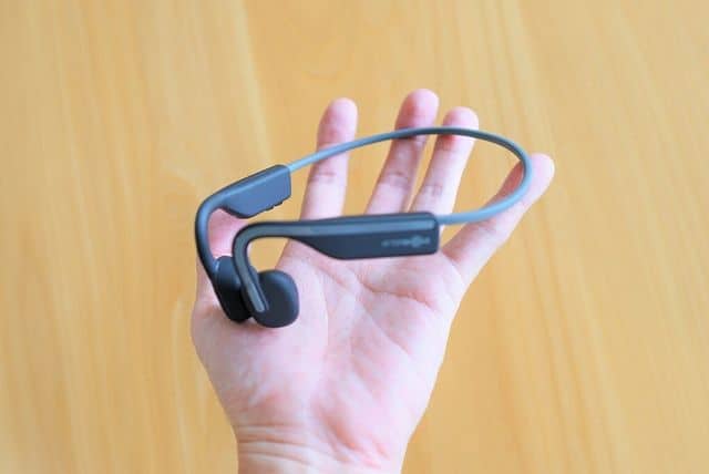 AfterShokz OpenMove を手のひらに乗せた状態の画像