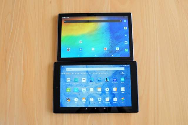 TECLAST P20HDとFire HD 10のディスプレイをONにして並べた画像