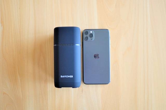 『RAVPower RP-PB054Pro』とiPhone 11 Pro Maxを比較した画像