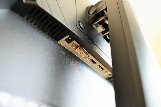 ASUS TUF Gaming VG27VQ のコネクター部分の画像