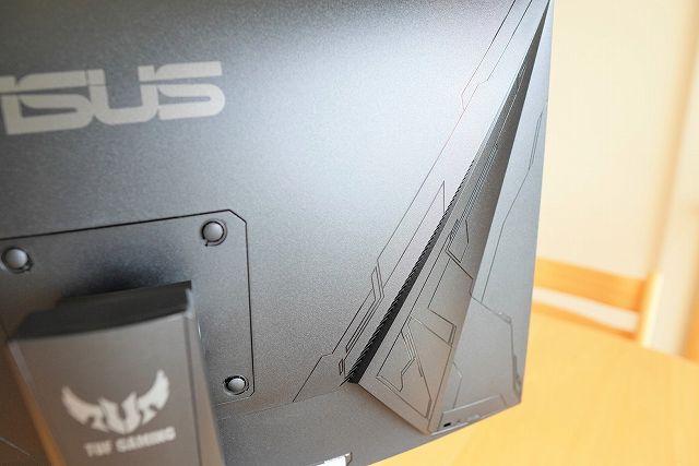 ASUS TUF Gaming VG27VQ のディスプレイ背面サイド部分のデザイン