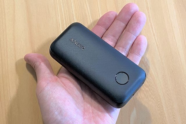 Anker PowerCore 10000 PD Reduxを手に乗せている状態の画像