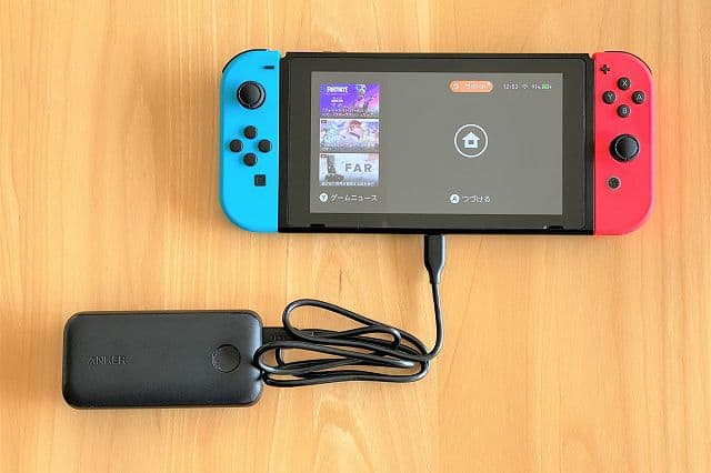 Anker PowerCore 10000 PD でスイッチに充電している画像