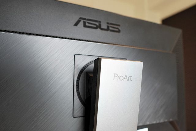 ASUS ProArt PA278QVの背面部分のASUSとProArtロゴ