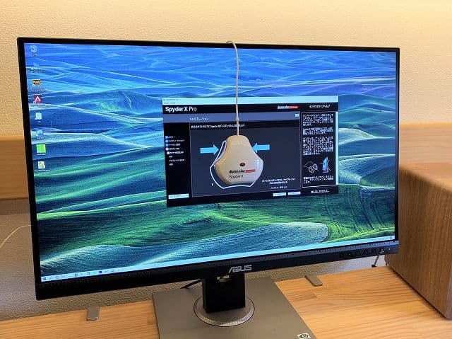 ASUS ProArt PA278QVの色域をキャリブレーションツールで測定している画像