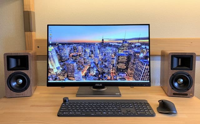 ASUS ProArt PA278QVでニューヨークの夜景の壁紙を表示している画像