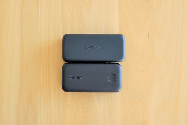 RAVPower RP-PB186 と Anker PowerCore 10000 PD Redux を並べて大きさを比較した画像