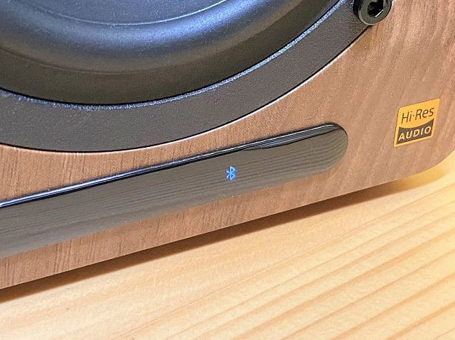 AIRPULSE A80 のBluetoothインジケーターが点灯している様子