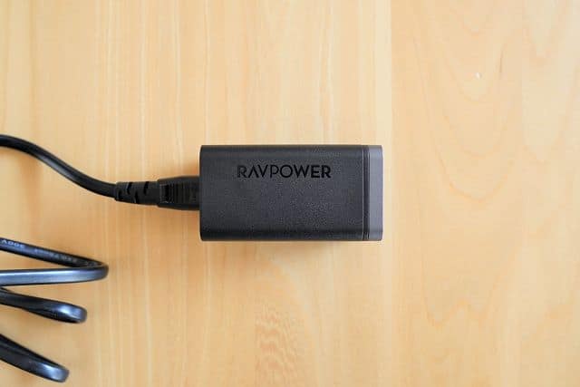 RAVPower RP-PC136に電源ケーブルを接続した状態の画像