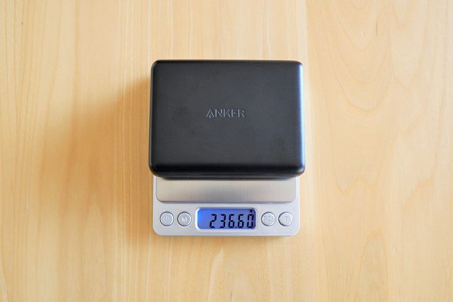 Anker PowerPort I PD - 1 PD & 4 PowerIQの重さを計測している画像