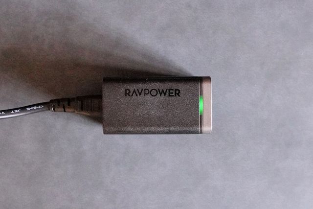 RAVPower RP-PC136に電源ケーブルを接続してLEDが点灯している状態の画像