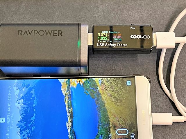 RAVPower RP-PC136でTYPE-Aポートの出力を計測している様子