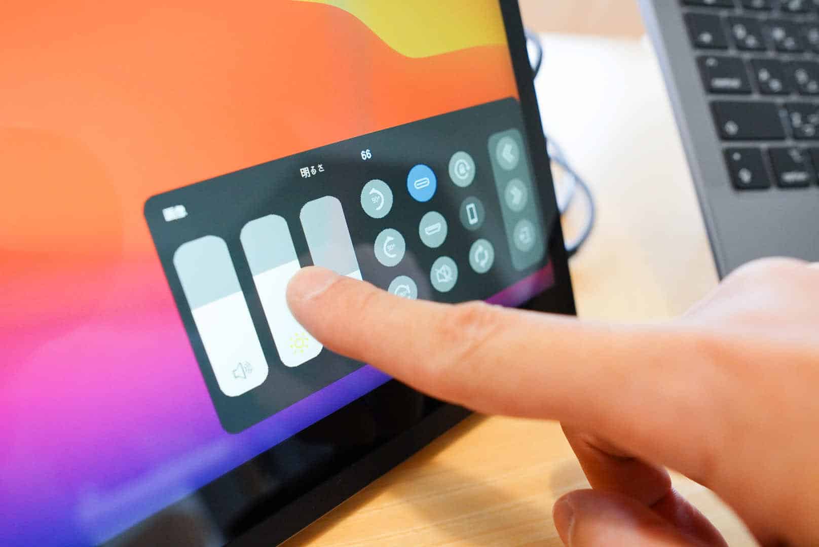 タッチパネルでコントラストを調整している様子