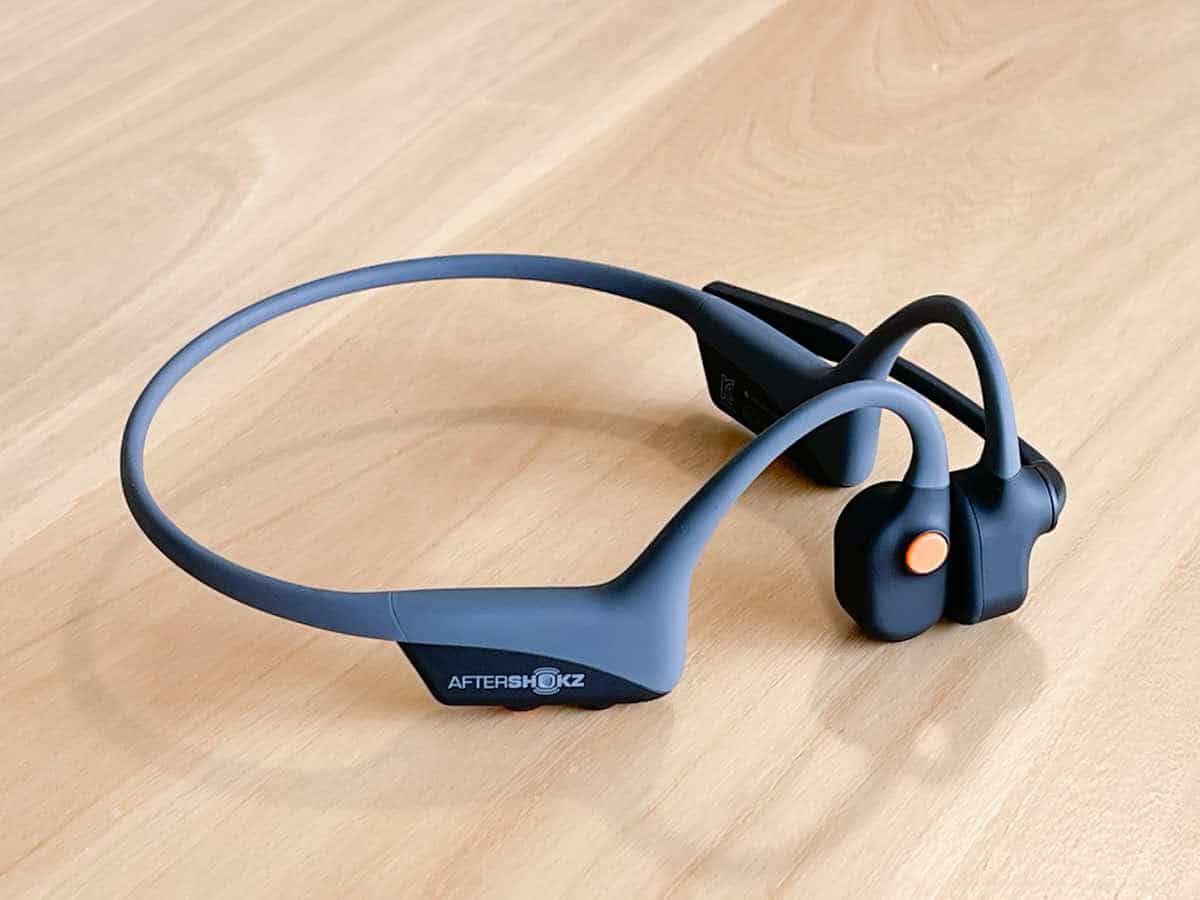 AfterShokz OpneComm の右側面のマルチファンクションボタンの画像