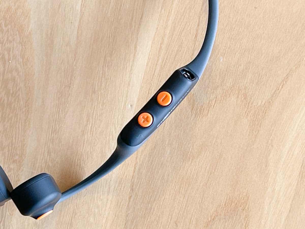 AfterShokz OpneComm のボリュームコントロールボタン兼、電源ボタンの画像