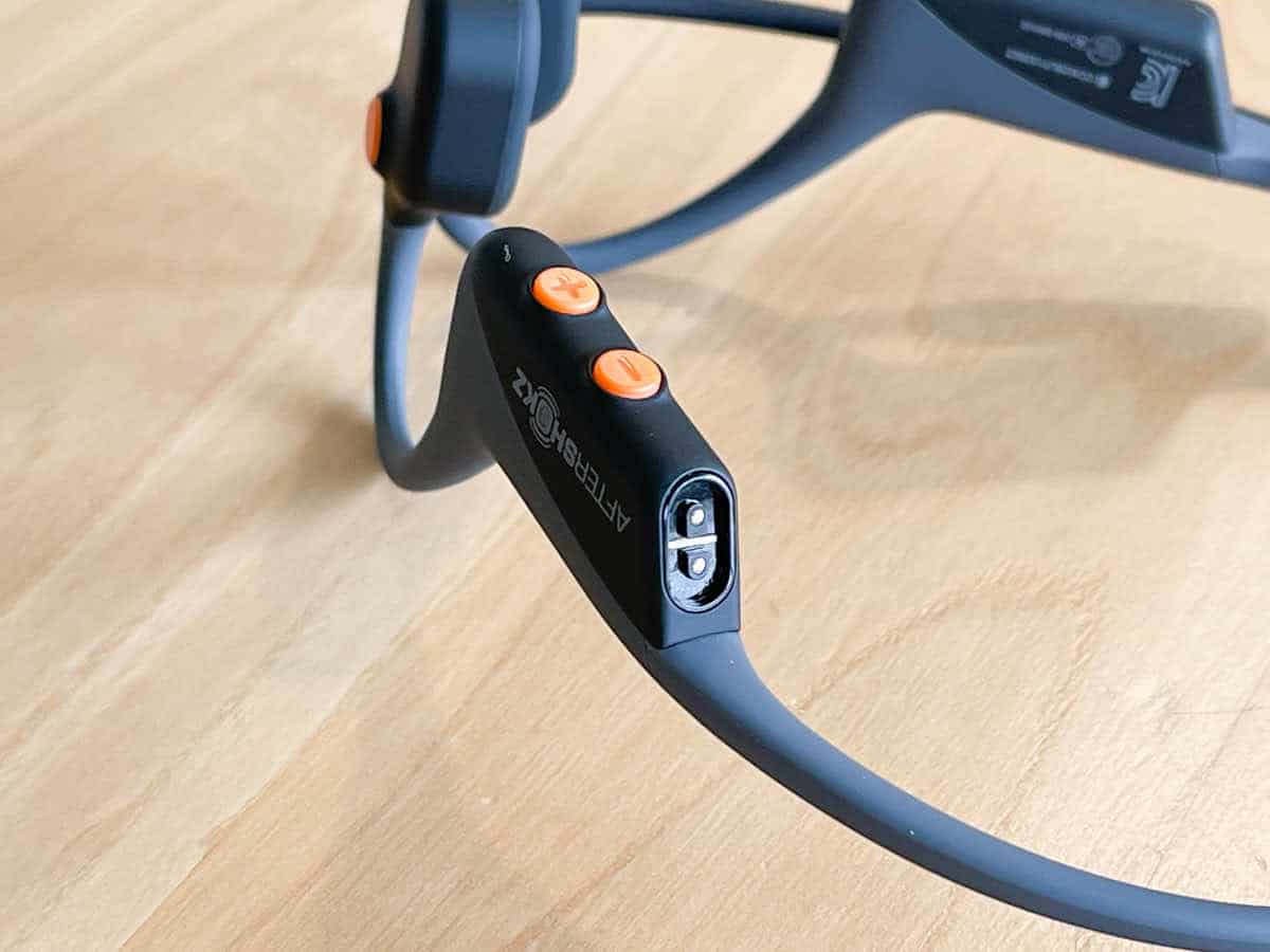 AfterShokz OpneComm の充電ポート部分の拡大画像