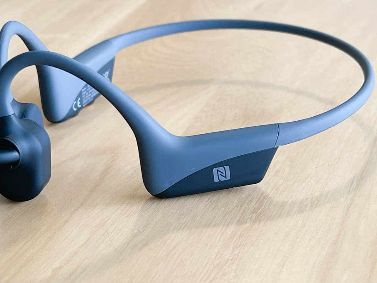 AfterShokz OpneComm の左側面、NFC受信部の画像