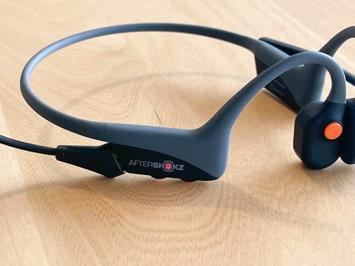 AfterShokz OpneComm を充電中の画像