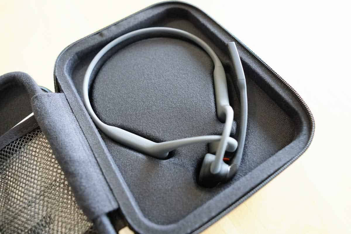 AfterShokz OpneComm のハードケースに収納された本体