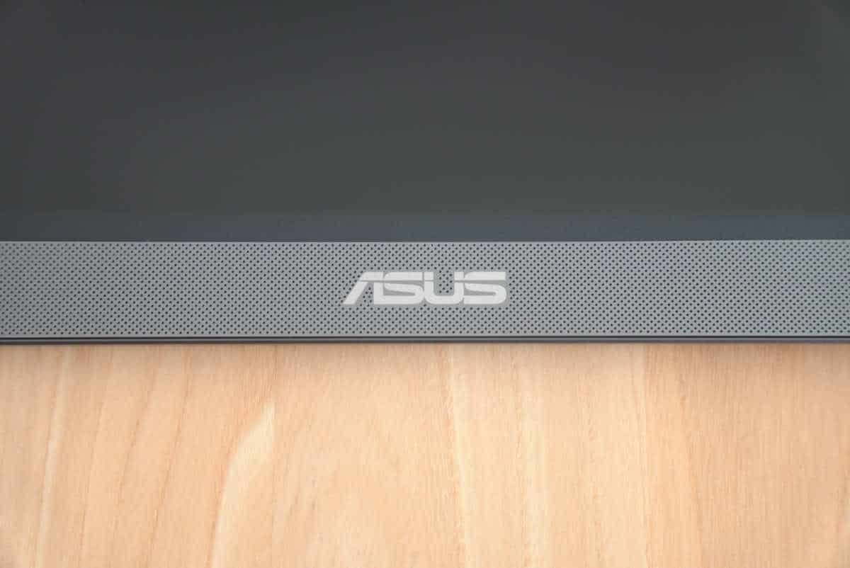 ASUS MB16AHの正面下部のロゴ部分の拡大画像