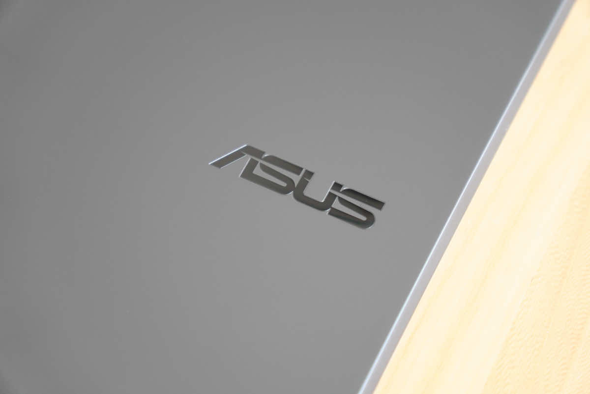 ASUS MB16AHの背面ロゴ部分の拡大画像