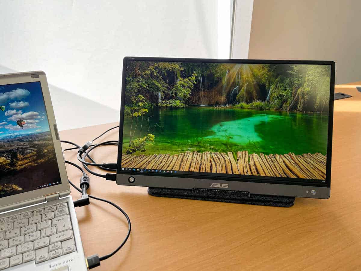 ノートPCのサブモニターとしてモバイルモニターを設置している様子