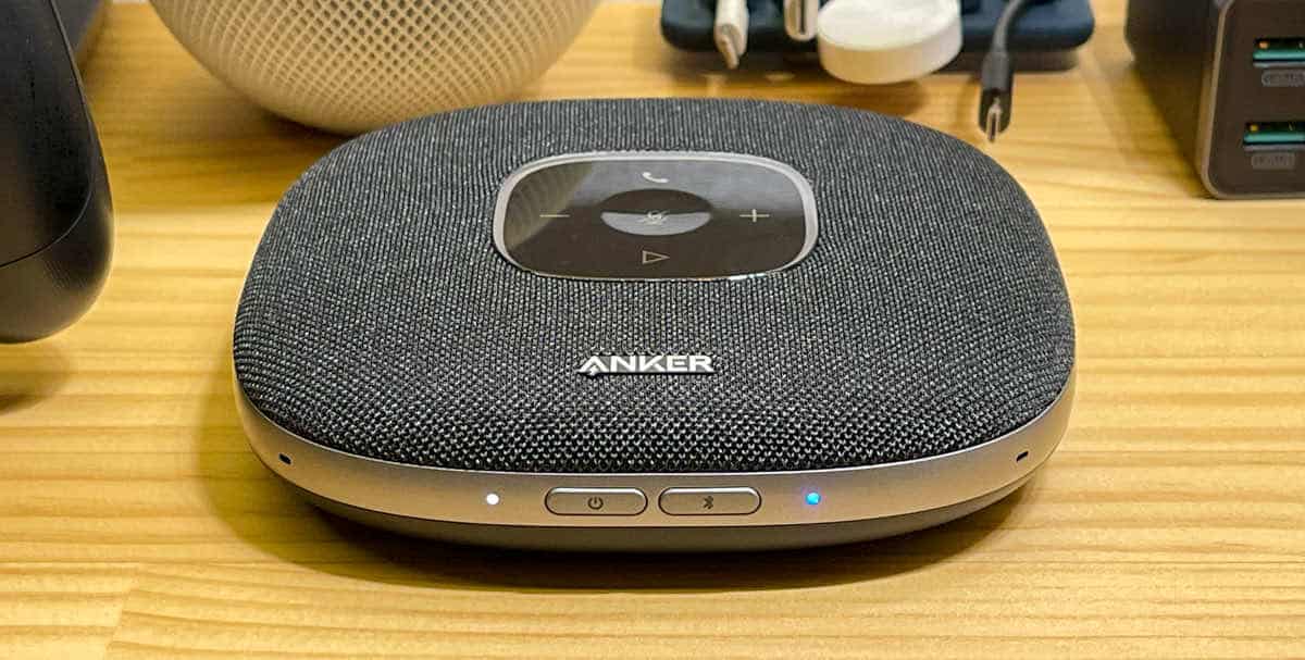 Anker PowerConf S3の電源ボタン付近のLEDが点灯している状態の画像