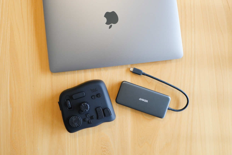 TourBox NEOとMacBook AirとTYPE-Cハブの大きさ比較